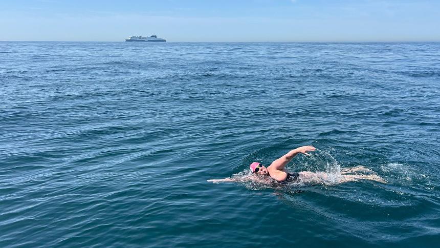 Lindsey Walke swimming