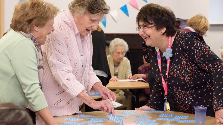 People with dementia play Image Snap.