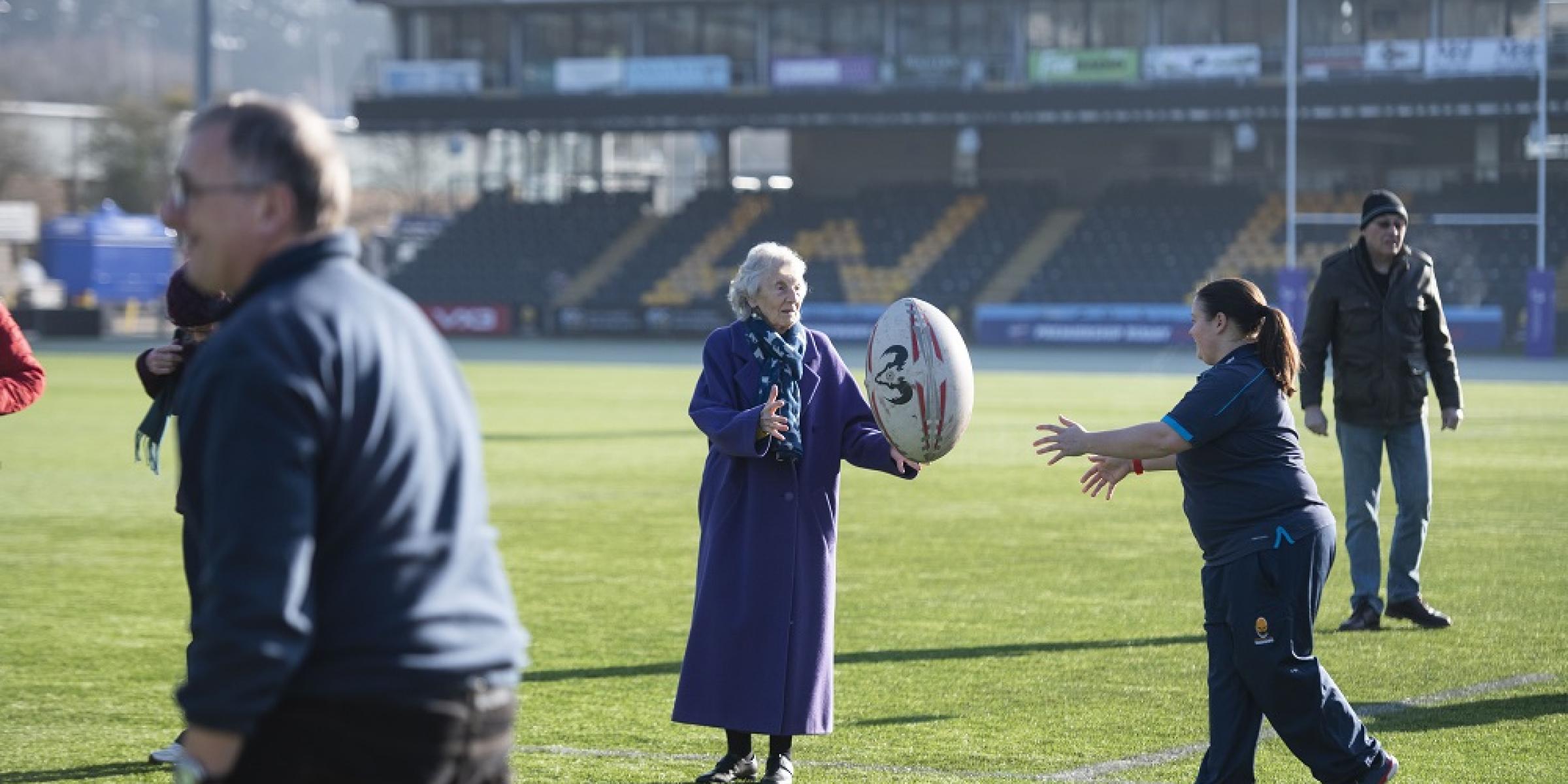 People throwing a rugby ball