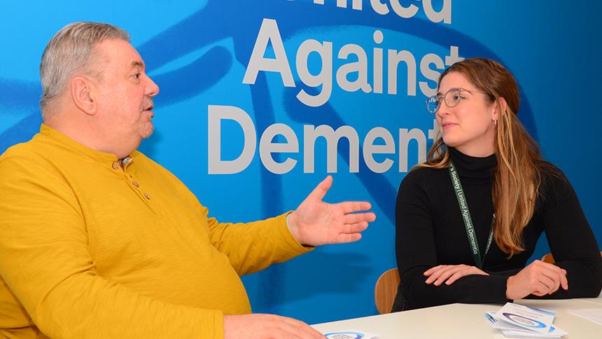 Nigel yn cyfarfod gyda Hannah Fitzgibbon, Swyddog Cefnogi Prosiect, yn ein swyddfa ganolog.