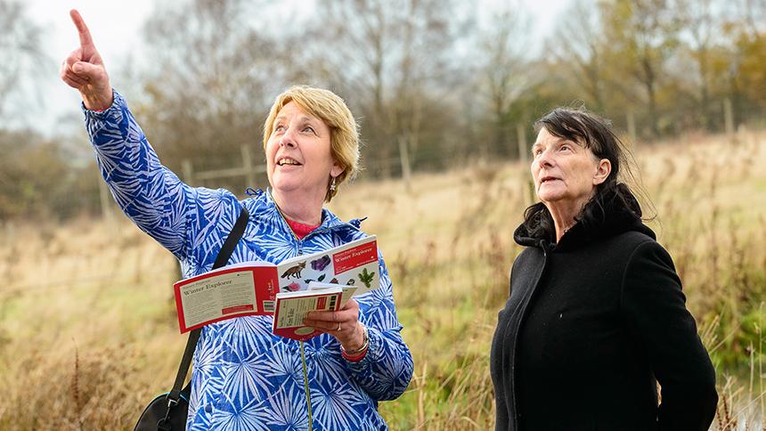 People with dementia trying out nature packs