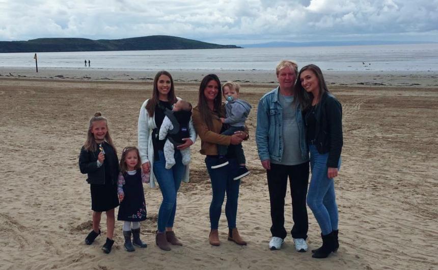 Rachel's dad with her two sisters and his grandchildren